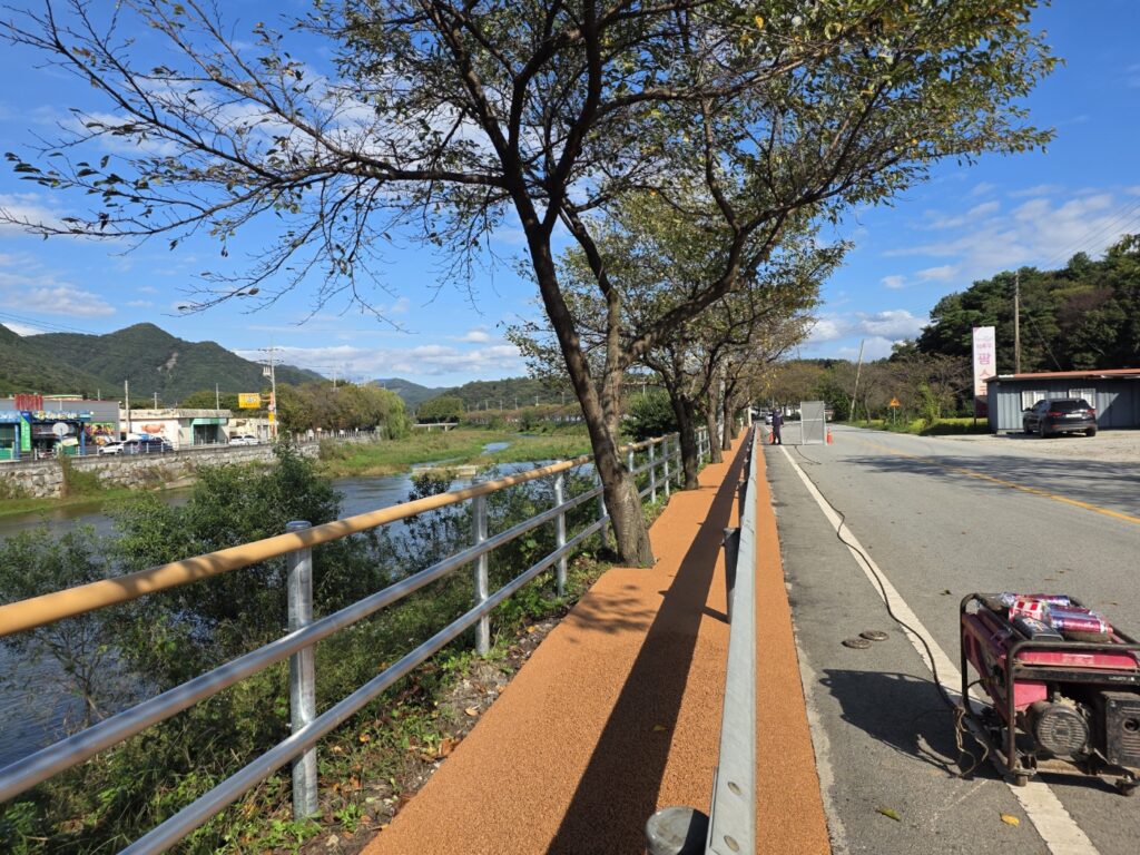 전라북도 완주군 화산면 보행로